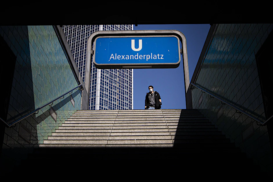 Der U-Bahnhof Alexanderplatz ist eine wichtige Verkehrsdrehscheibe in Mitte. Hier kreuzen sich die U-Bahn-Linien U2, U5 und U8. Neben den unterirdischen Anlagen wird gebaut.