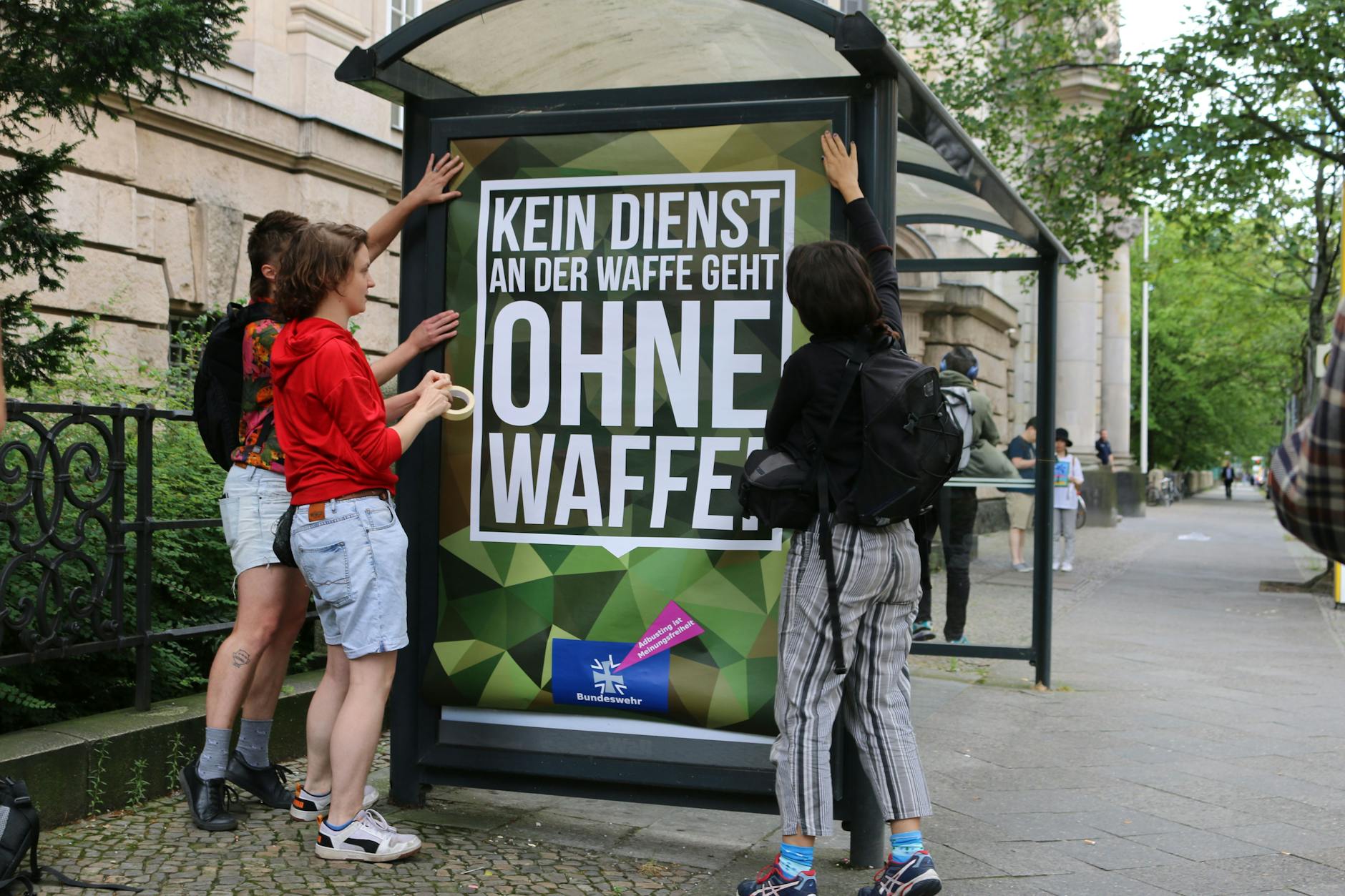 Akteure verschiedener linker Gruppen verändern immer wieder mal die Werbeplakate von Bundeswehr und Polizei.