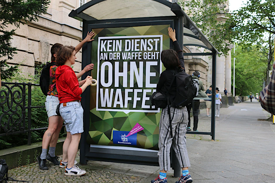 Akteure verschiedener linker Gruppen verändern immer wieder mal die Werbeplakate von Bundeswehr und Polizei.