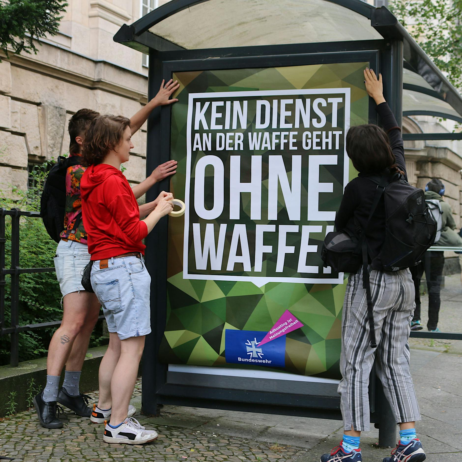 DNA-Proben und Razzien gegen Fake-Plakate: Ist Berlins Polizei ein Fall für Karlsruhe?