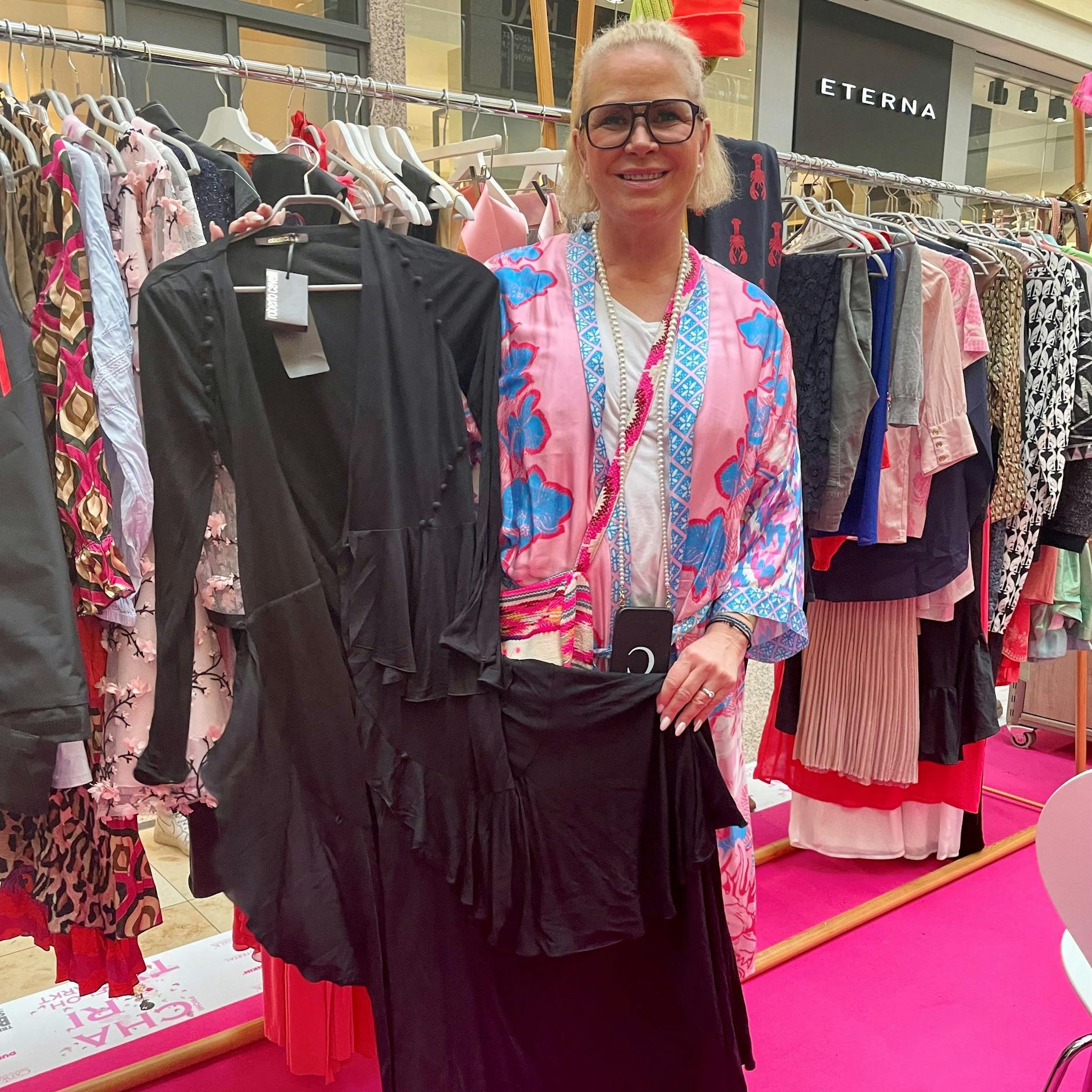 Beim Charity-Flohmarkt verkauft Claudia Effenberg ihre alten Klamotten.