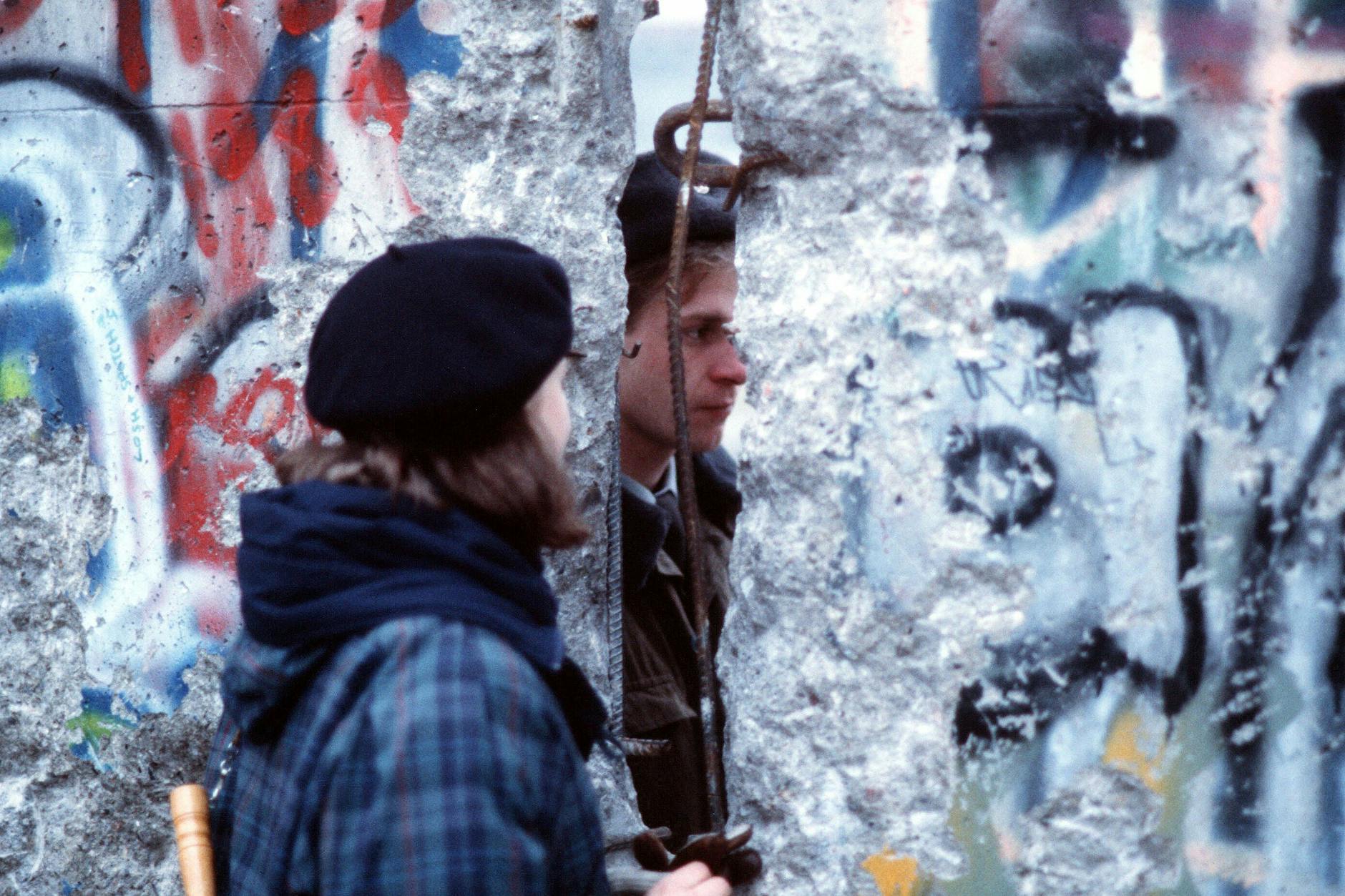 An der Berliner Mauer im Dezember 1989