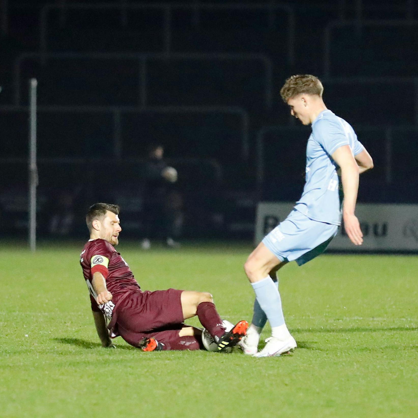 Viktorias Phil Harres - hier im Zweikampf mit Niklas Brandt - war der Mann des Abends bei deren 3.0-Sieg bei Dynamo.