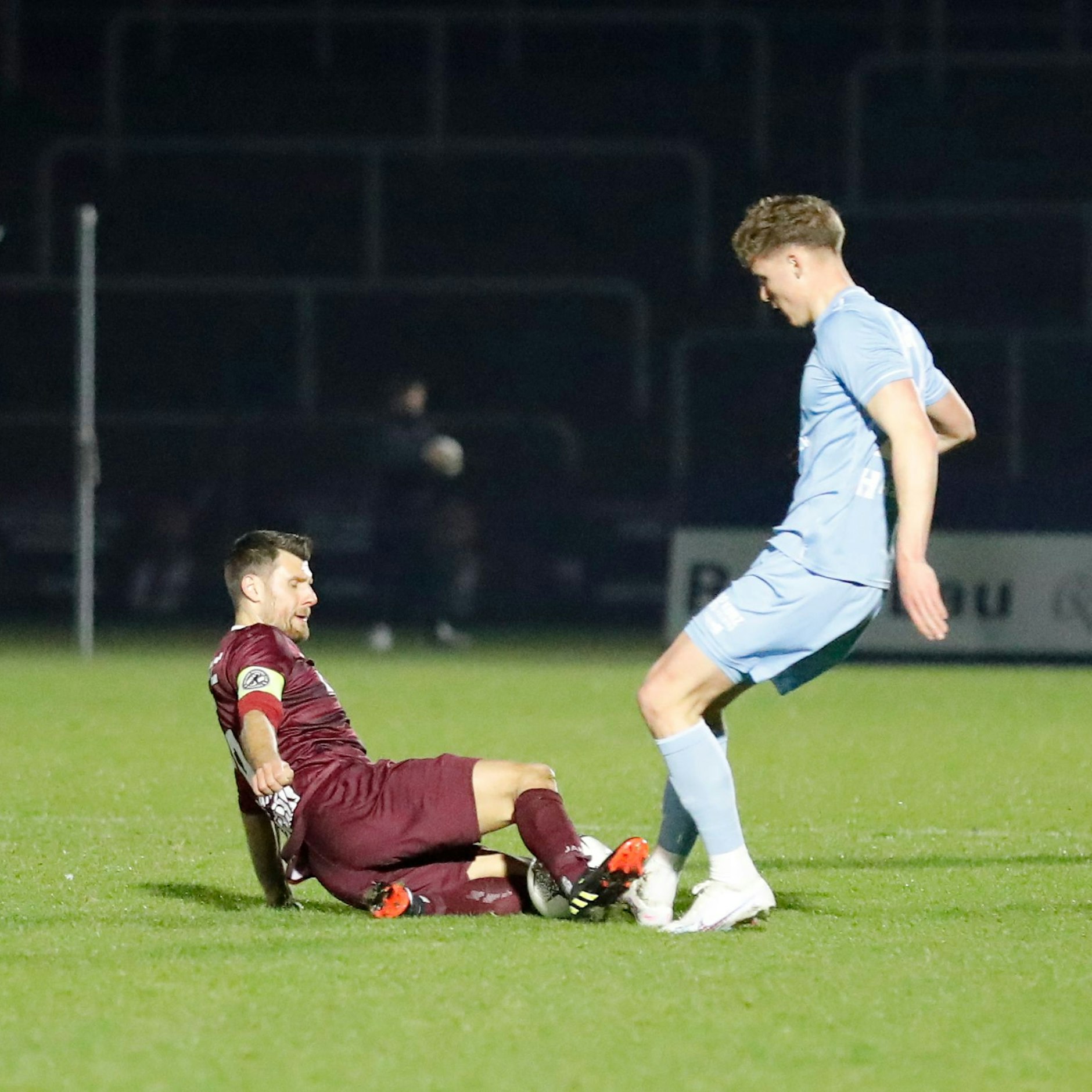 Viktorias Phil Harres - hier im Zweikampf mit Niklas Brandt - war der Mann des Abends bei deren 3.0-Sieg bei Dynamo.