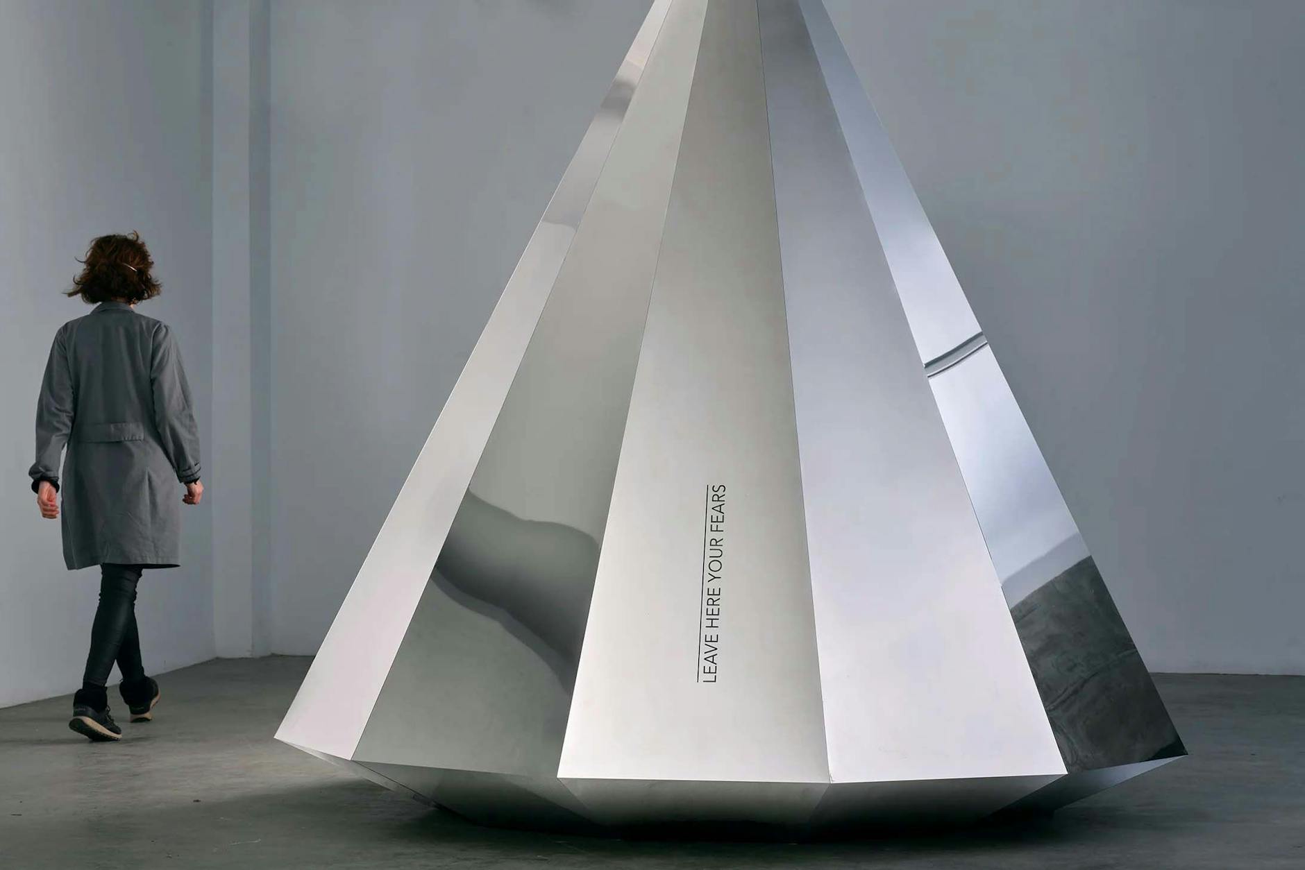 Alicia Framis prismatischer „Kummerkasten“ 