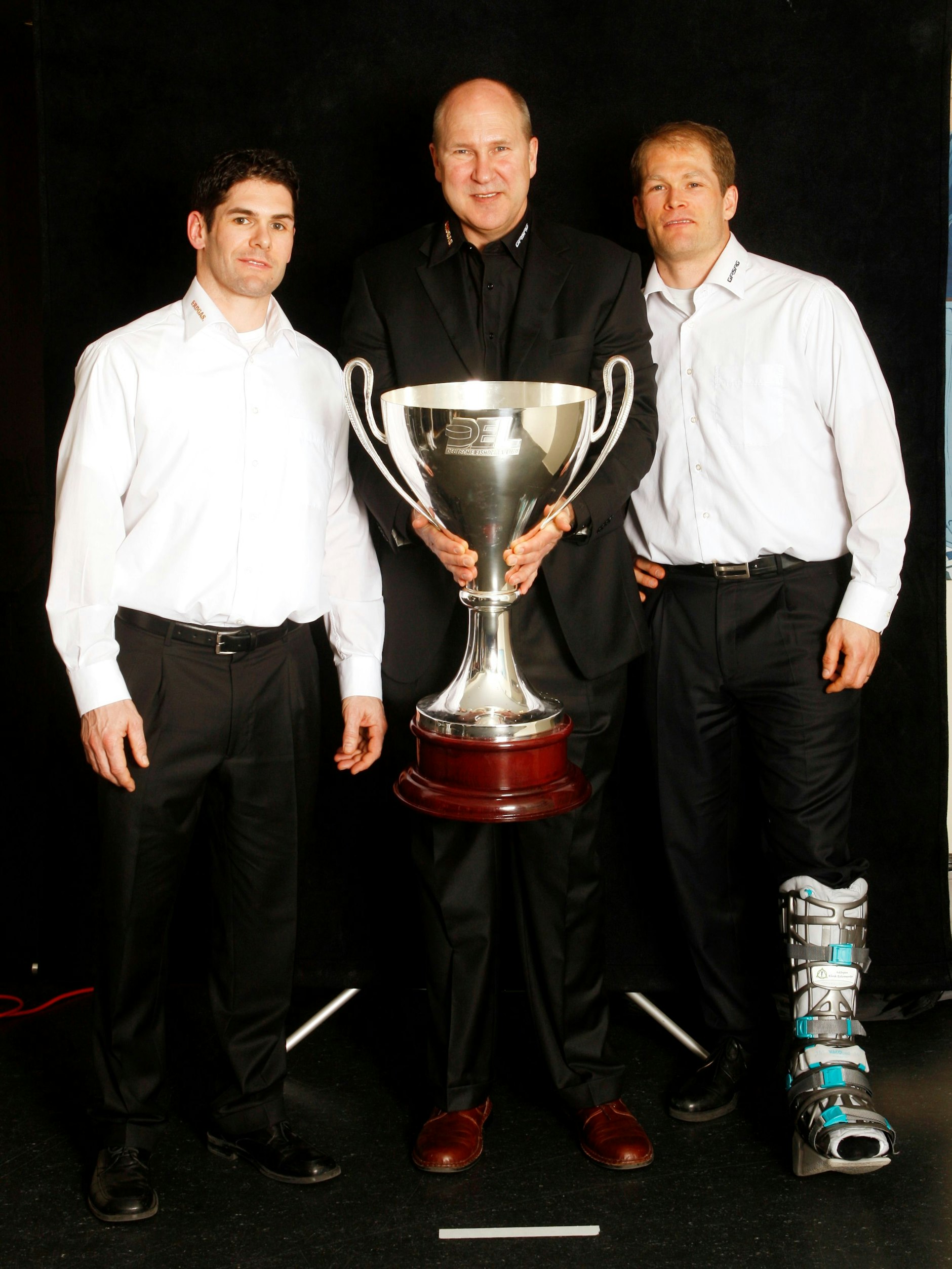 Nach dem Meistertitel 2008 (v.l.): Mark Beaufait, Trainer Don Jackson und Steve Walker, der wegen des Kreuzbandanrisses auch auf den offiziellen Pokalfotos seine Schiene am Beim hat.