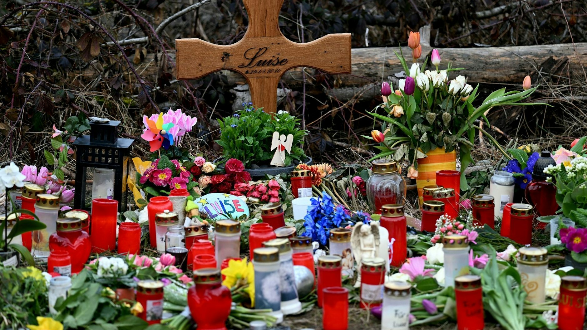 Kerzen, Blumen und ein Holzkreuz stehen an der Stelle, an der Luise getötet wurde.