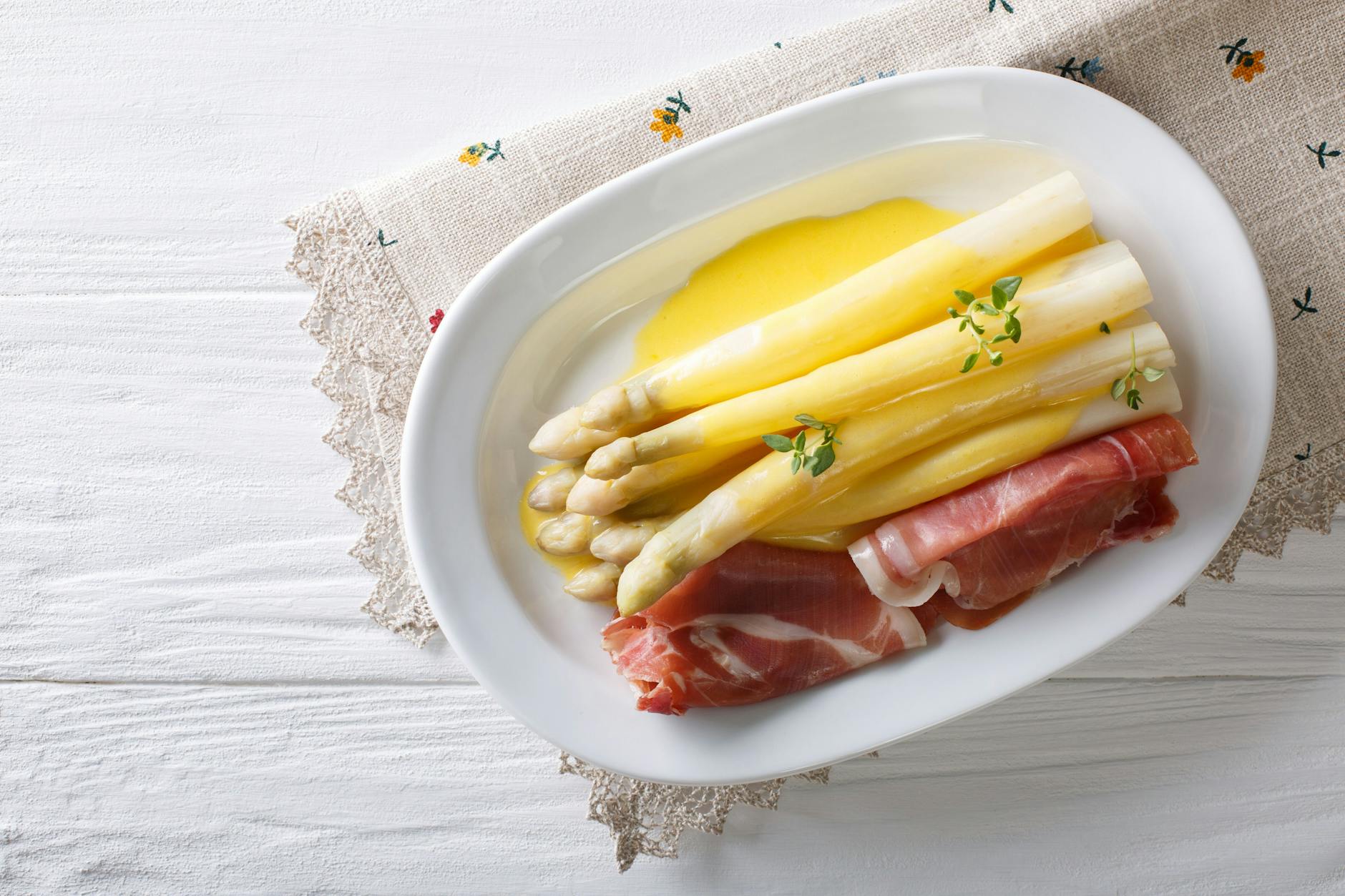 Sauce Hollandaise gehört zum Spargel wie die Panade zum Schinken. In diesem Rezept erfahren Sie, wie Sie die leckere Soße selbst herstellen.