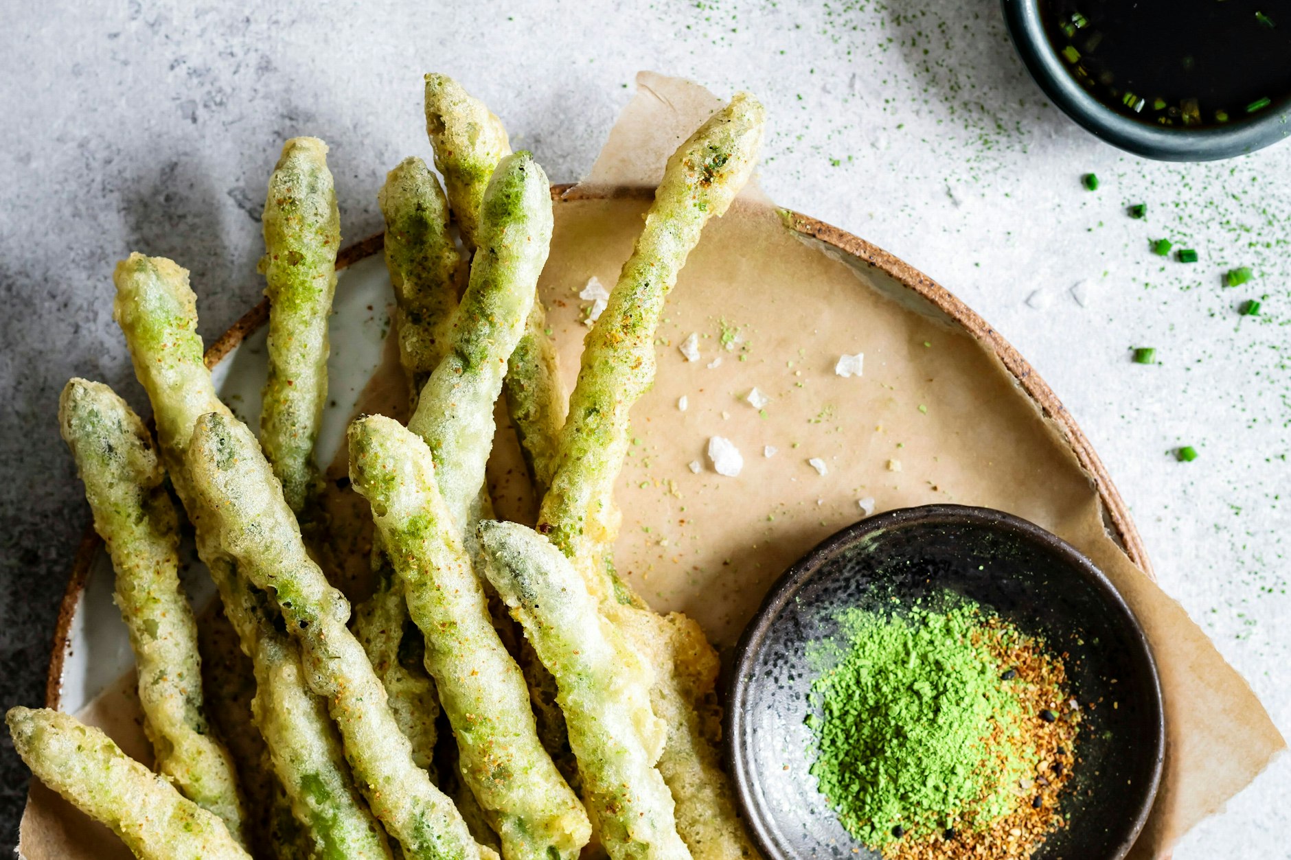 Grüner Spargel in knusprigem Tempura-Teig.