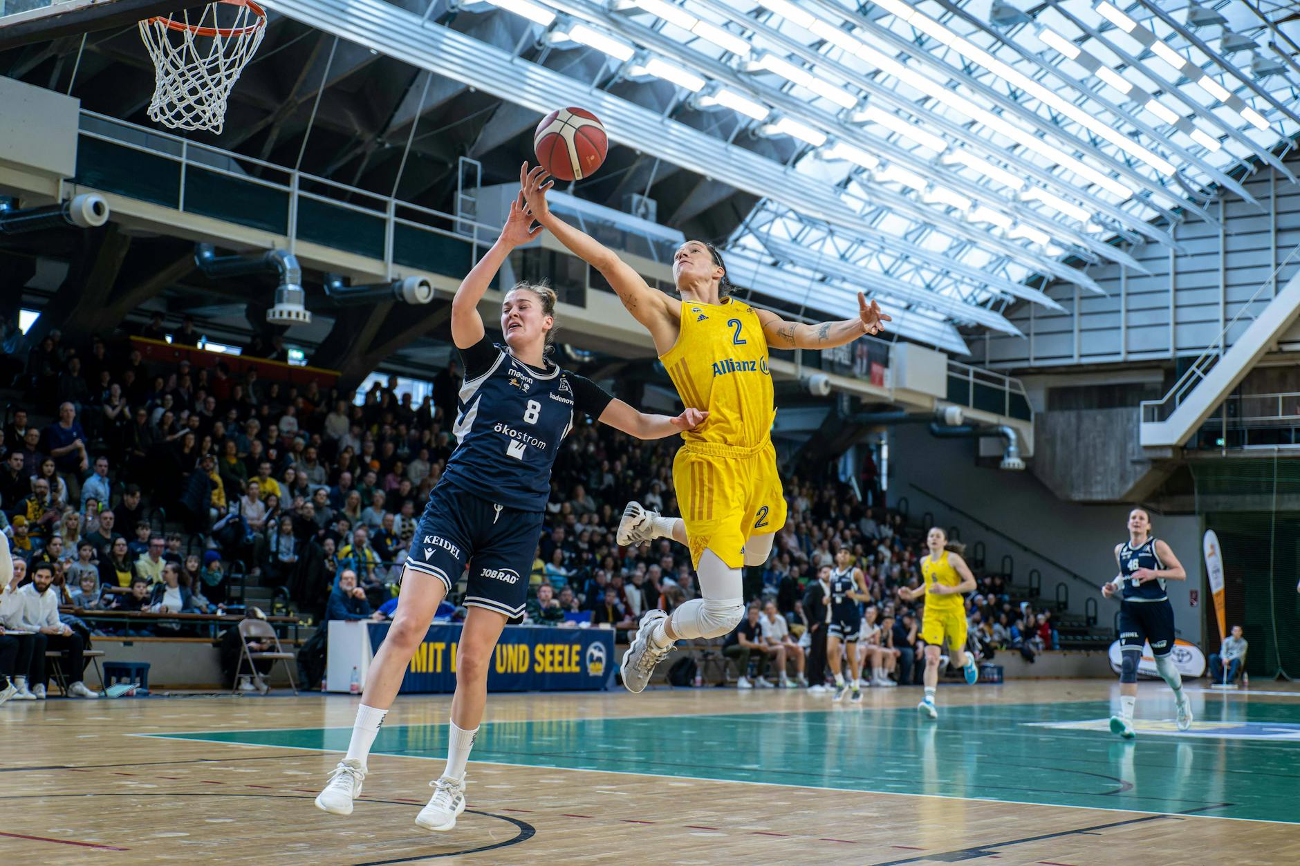 Stefanie Grigoleit (r.) und die Basketballerinnen von Alba Berlin haben zuletzt mehr als 2000 Fans begeistert.
