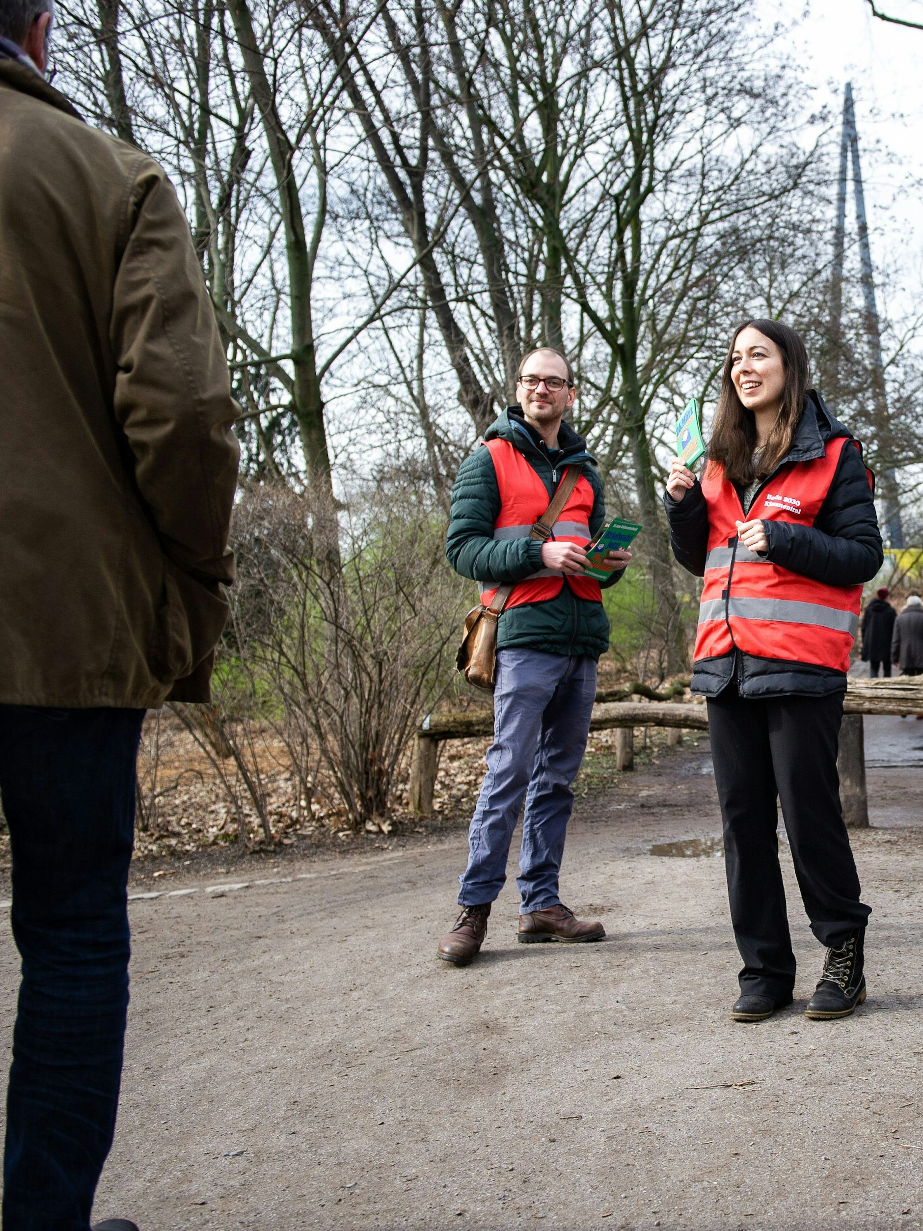 Alina Lebherz (r.) und Christian Möstel werben&nbsp;für den Volksentscheid „Klimaneustart“.