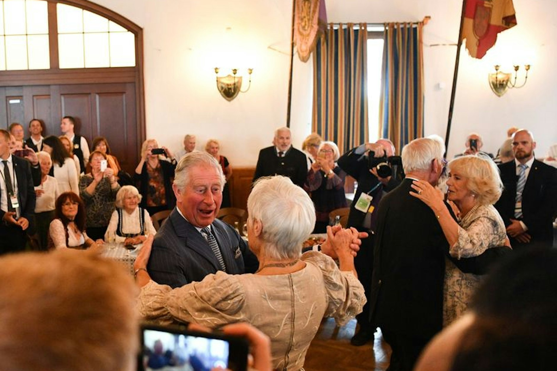 2019: Auch das noch: .2019, Prinz Charles und seine Ehefrau Camilla nehmen an einem Seniorentanz im Münchener Hofbräuhaus teil.