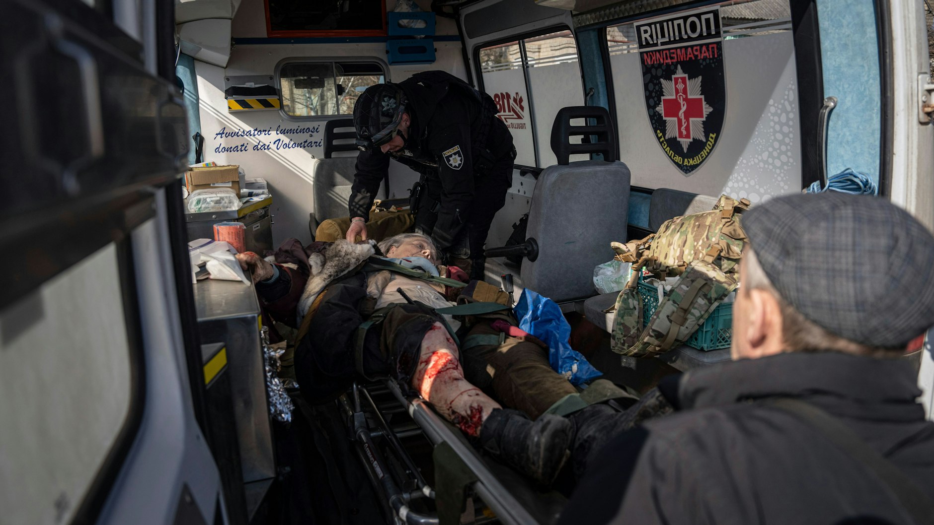 Ein ukrainischer Polizist der „White Angels“-Einheit transportiert eine verletzte Frau im Rettungswagen in ein Krankenhaus.