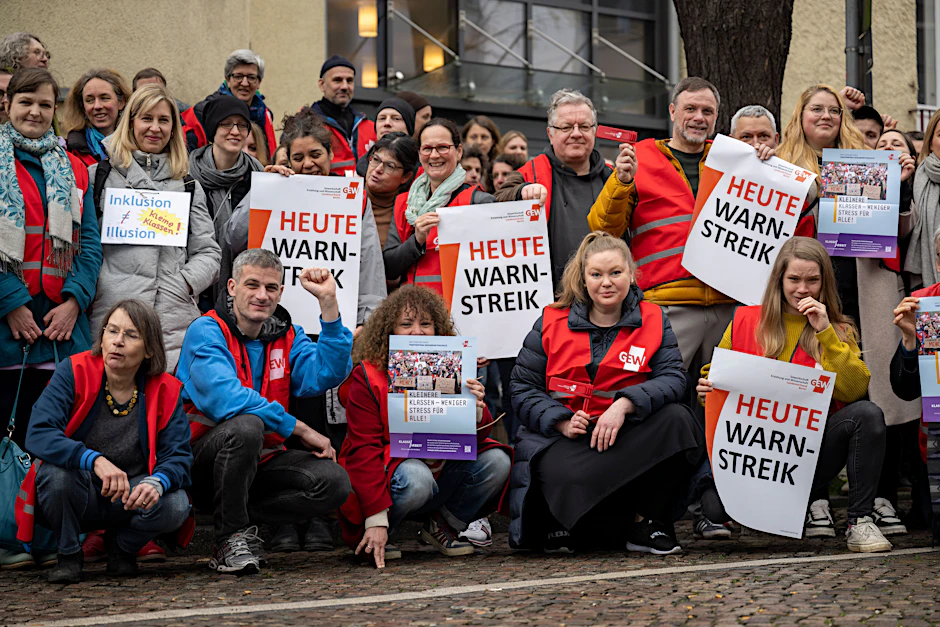 Berlin: Streikende Lehrer stehen vor dem Hauptsitz ihrer Gewerkschaft.