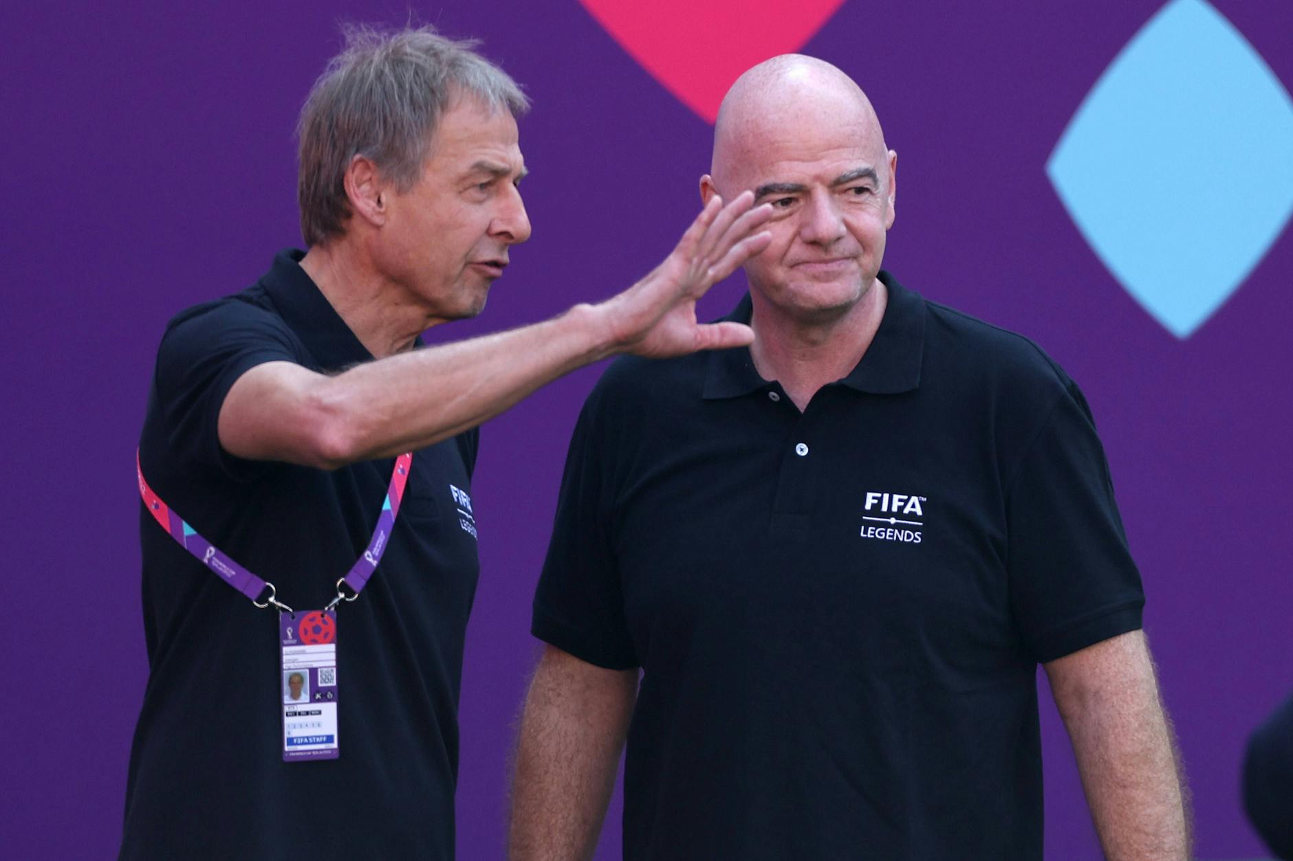 Jürgen Klinsmann, hier im Gespräch mit Fifa-Präsident Gianni Infantino, arbeite bei der WM in Katar als Analyst für die Fifa.