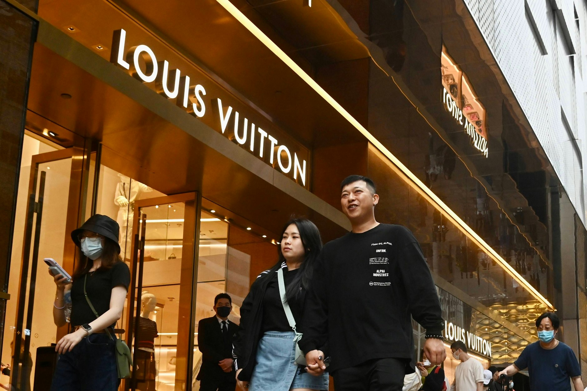 Gute Geschäfte: Kunden vor einem Louis-Vuitton-Geschäft in Hongkong.