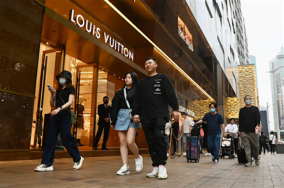 Gute Geschäfte: Kunden vor einem Louis-Vuitton-Geschäft in Hongkong.
