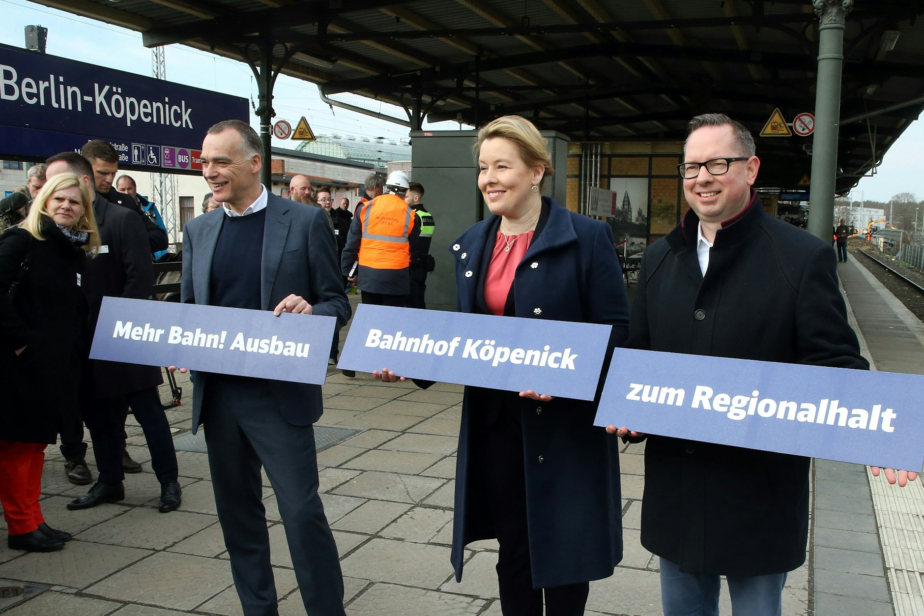 Fototermin auf dem S-Bahnsteig: Berthold Huber von der Bahn (l.), Berlins Regierende Franziska Giffey und Oliver Igel, Bezirksbürgermeister in Treptow-Köpenick (ebenfalls SPD).