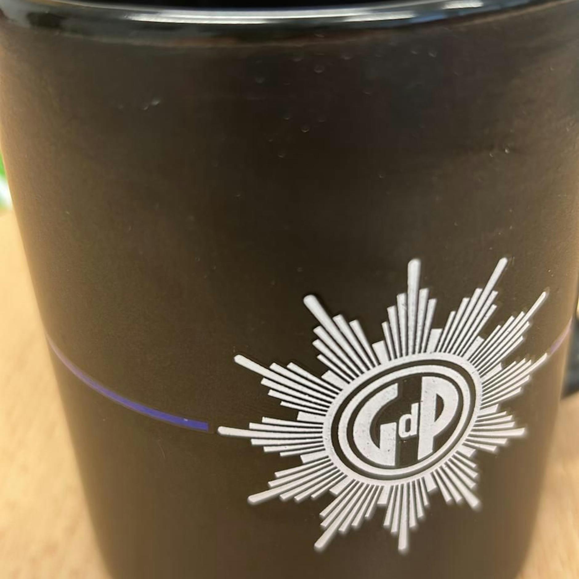 Image - Weil ein blauer Strich als rassistisch gilt, werfen Berliner Polizisten ihre Tassen weg