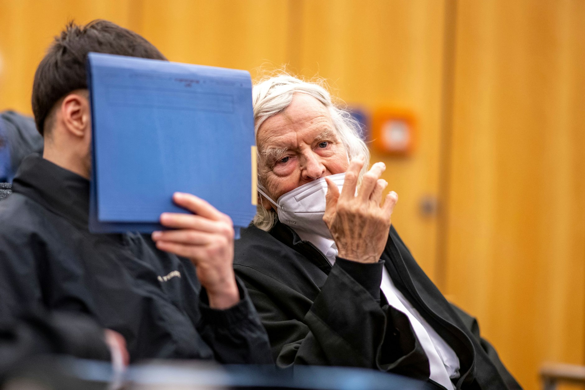 Der Angeklagte Nuradi A. spricht vor der Urteilsverkündigung im Saal des Landgerichts mit seinem Verteidiger Siegmund Benecken.