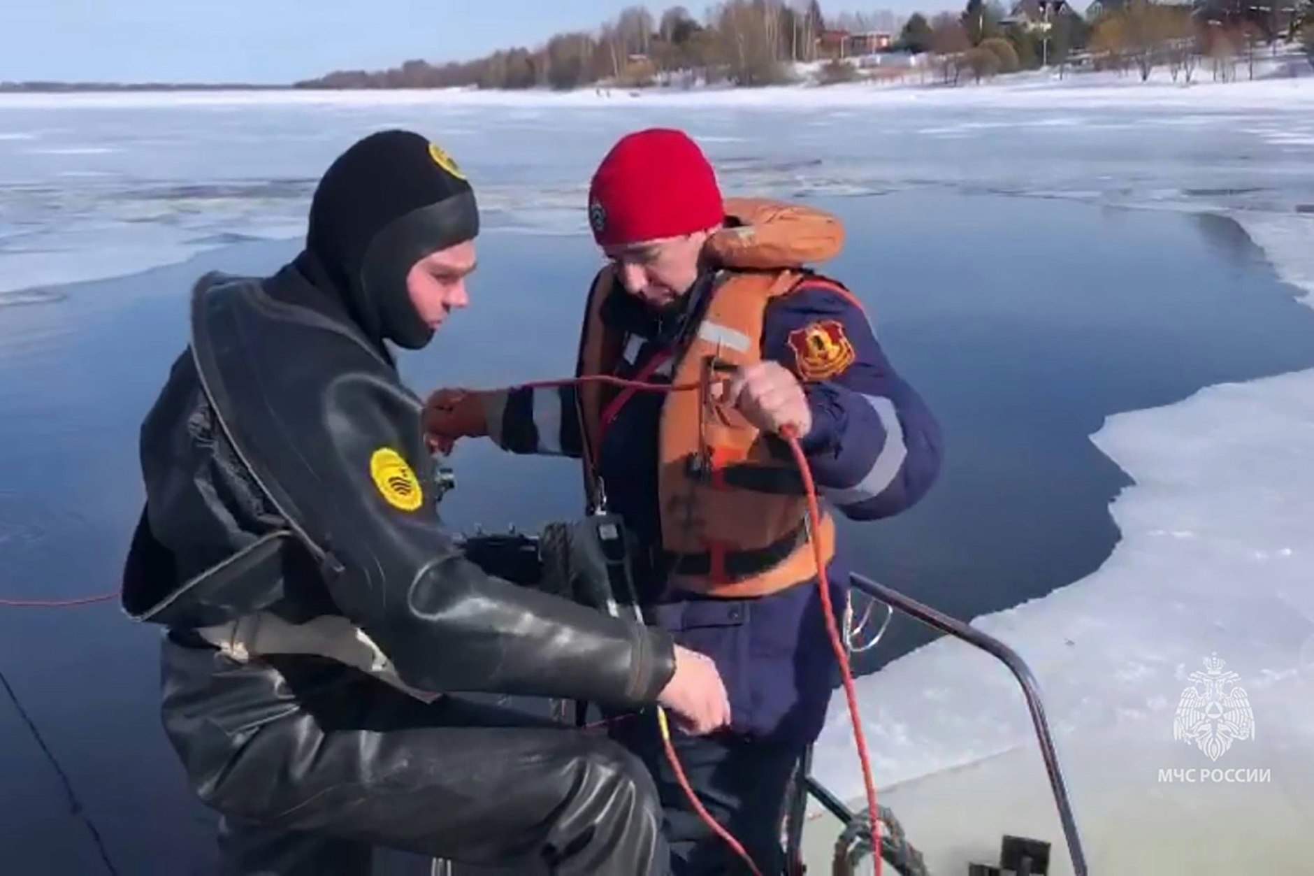Taucher suchen in der Wolga nach den ertrunkenen Personen. 