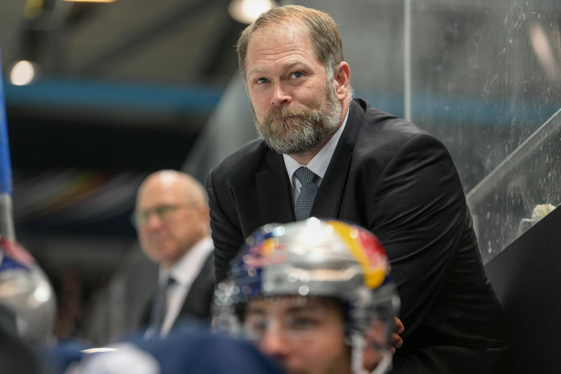 Der Play-off-Bart wächst: Aktuell steht Steve Walker als Assistenztrainer mit Red Bull München im Viertelfinale in der Best-of-seven-Serie gegen die Fischtown Pinguins Bremerhaven. Aus dem Hintergrund schaut Don Jackson zu.