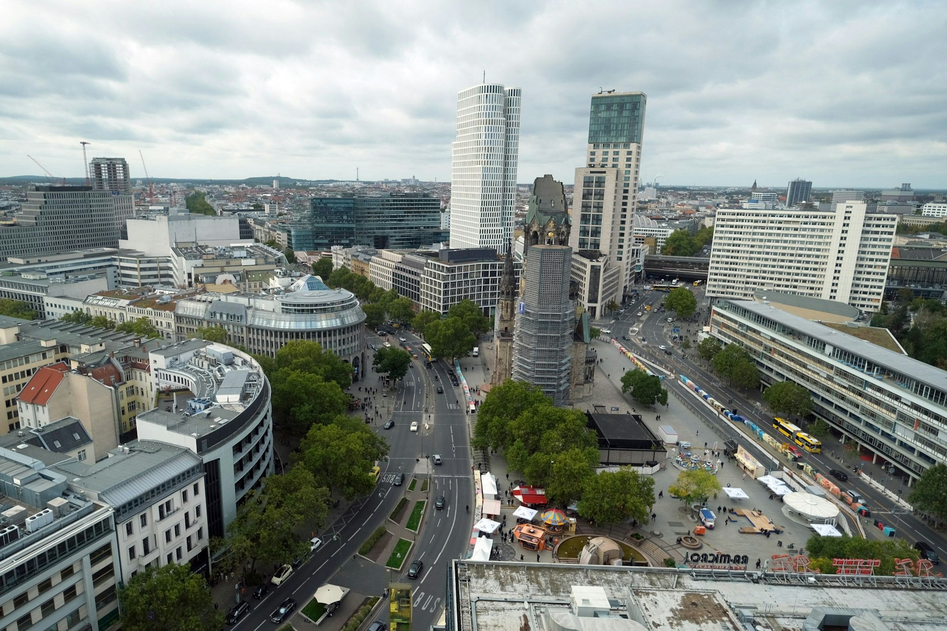 Blick auf den Breitscheidplatz mit dem Karstadt-Areal in der linken Bildmitte. Die dort geplante Bebauung soll die vorhandenen Hochhäuser nicht überragen.
