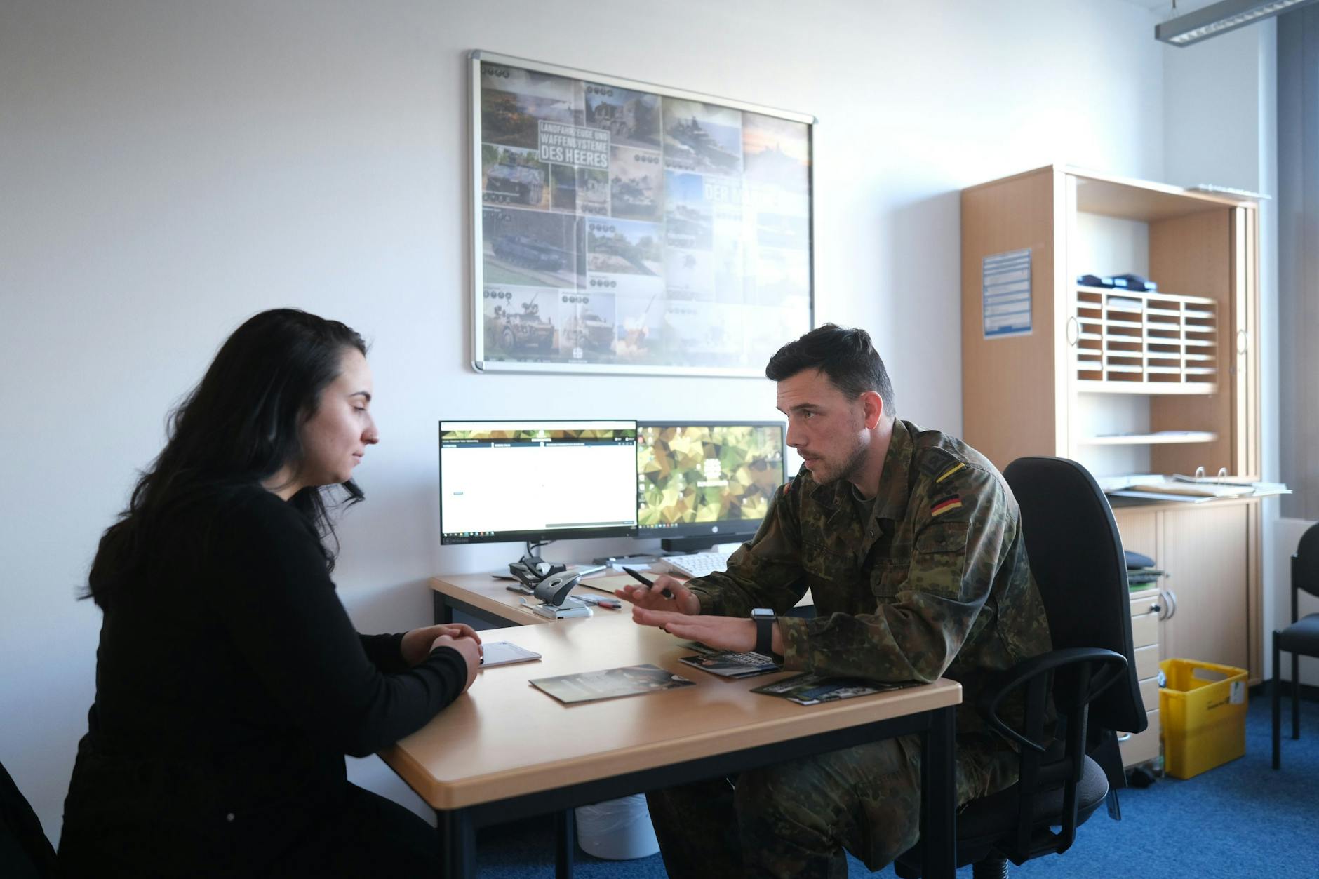 Nazar Uzun im Gespräch mit Karriereberater Hauptfeldwebel Matthias.