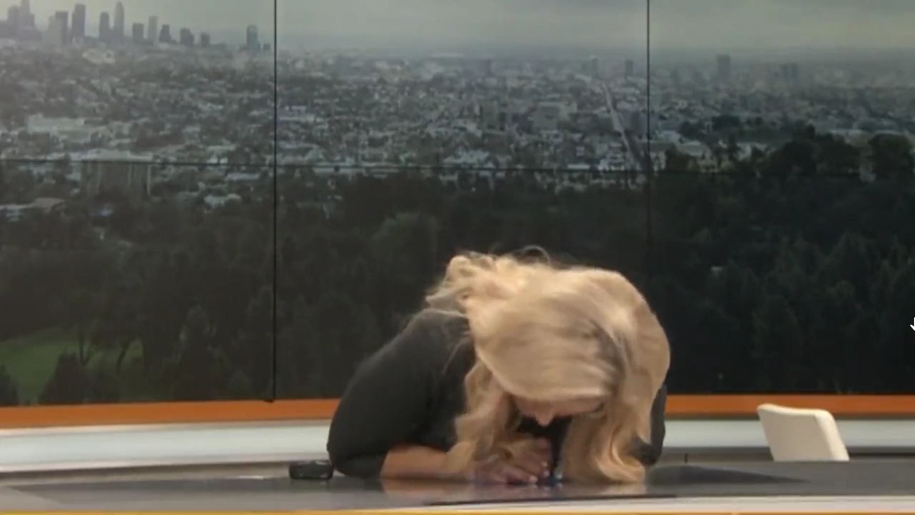 Alissa Carlson Schwartz kippte in der Live-Show nach vorn, verschwand unter dem Tisch.