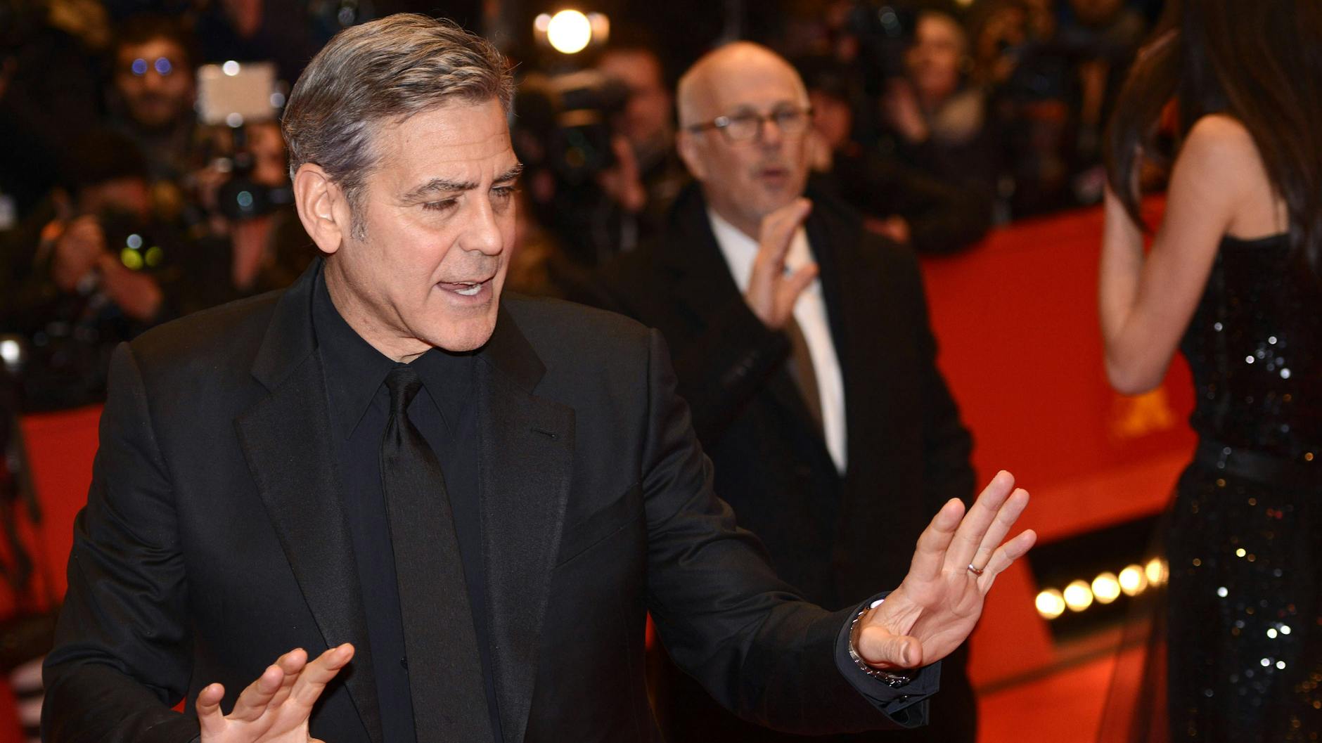 George Clooney konnte die aufgeregte Pressemeute am Red Carpet der Berlinale 2016 beruhigen.