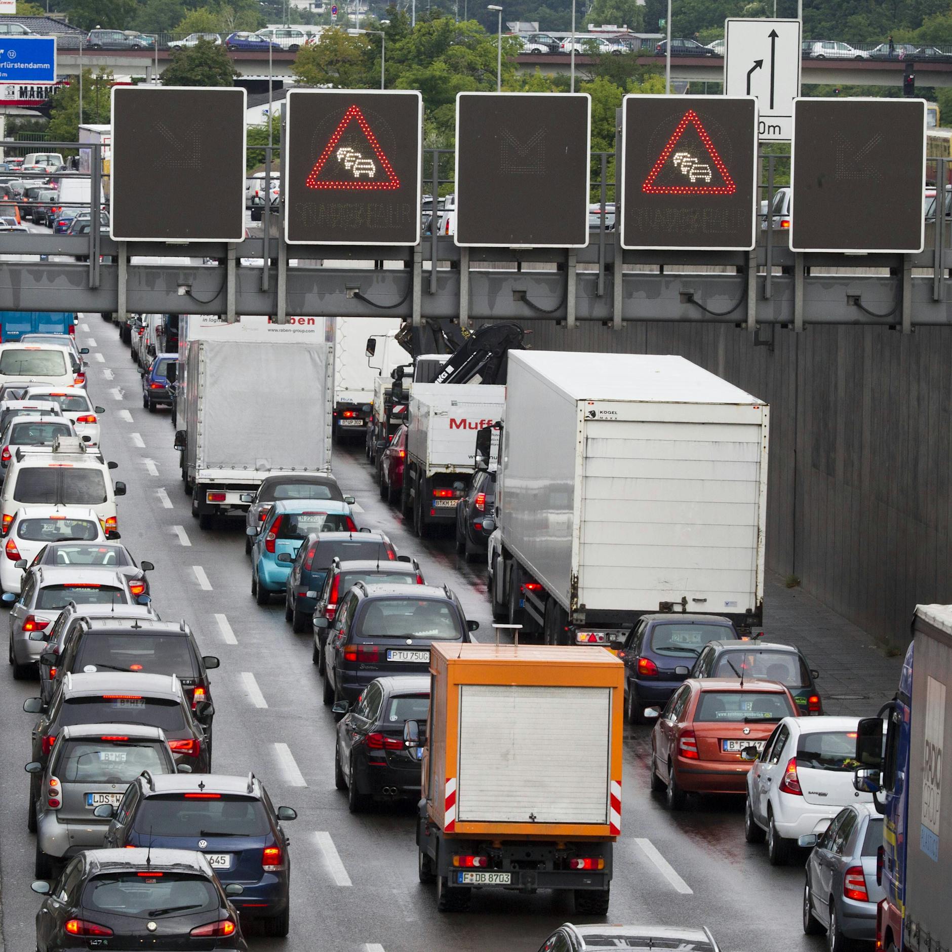 UPDATE: Vollsperrung der A100! +++ Stau-Chaos durch brennenden PKW in Britzer Tunnel +++ So ist die Situation aktuell