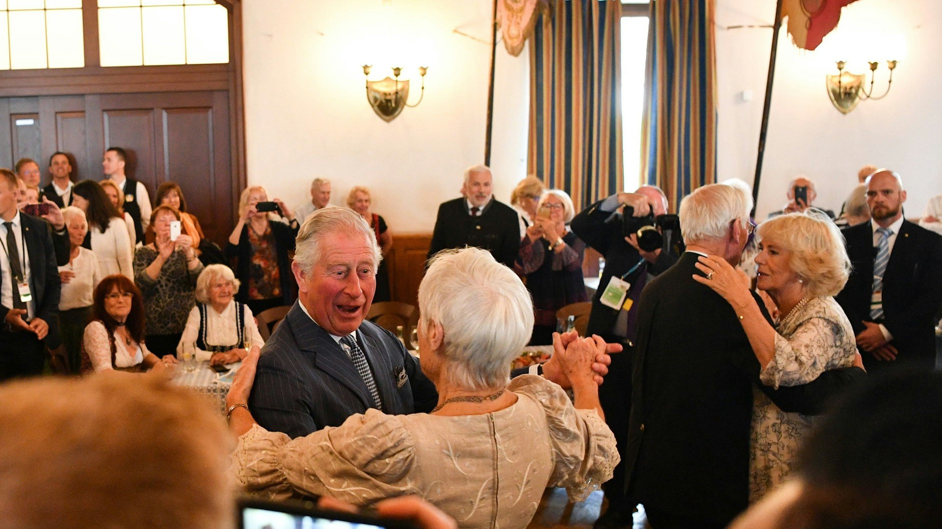 2019 tanzten Charles und Camilla beim Seniorentanz im Hofbräuhaus in München.&nbsp; Dieses Mal will der Tanzbegeisterte Motsi Mabuse zum Staatsbankett einladen. Charles und Camilla sollen große Fans der Sendung „Let's dance“ und&nbsp;„Strictly Come Dancing“ sein, bei denen sie in der Jury mitwirkt.&nbsp;&nbsp;