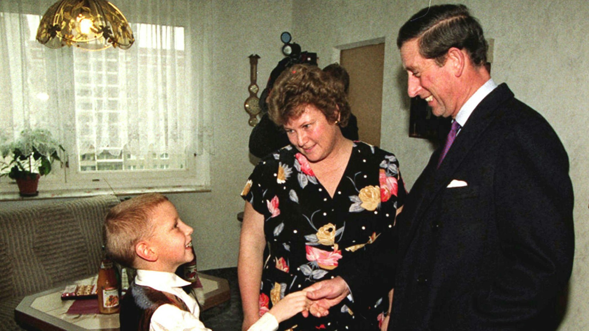 Neben Mutter Eva-Maria reicht der damals siebenjährige Christian Kunz dem damaligen britischen Thronfolger Prinz Charles zur Begrüßung in ihrer Wohnung in der Plattenbau-Siedlung die Hand.