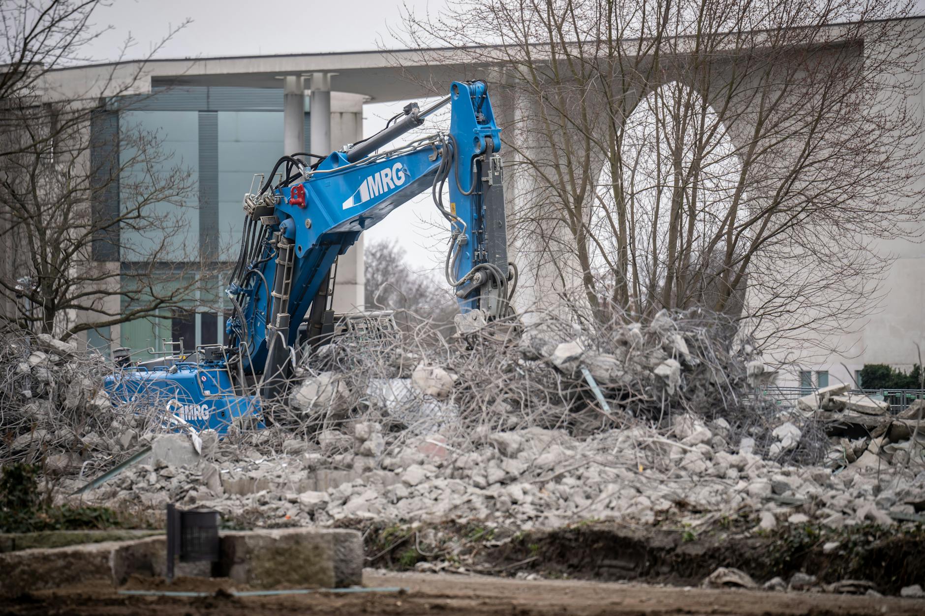 Berlin: Bagger bereiten die Baustelle für den Erweiterungsbau des Bundeskanzleramts vor. Auf der gegenüberliegenden Spreeseite des bisherigen Bundeskanzleramtes sollen neue Büroräume entstehen. Finanzminister Lindner (FDP) hat den geplanten Neubau neben dem Kanzleramt infrage gestellt.