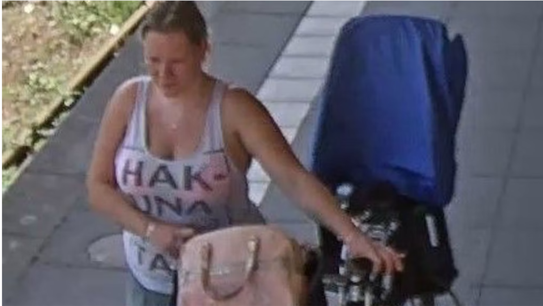 Bianca S. schiebt ihr Fahrrad auf einem Bahnsteig. Mit dem Foto einer Überwachungskamera wurde nach der Frau gesucht.