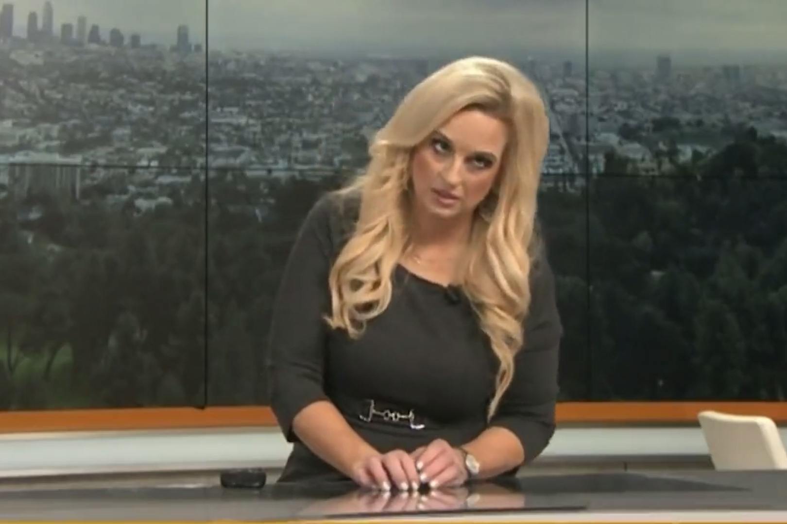 Plötzlich verdreht Moderatorin Alissa Carlson Schwartz ihre Augen nach oben, fällt in Ohnmacht. Ein Video zeigt den unglaublichen Moment.