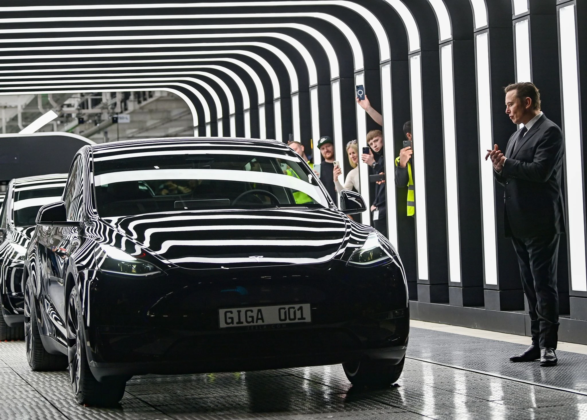 ARCHIV - Elon Musk nimmt am 22. März 2022 an der Eröffnung der Tesla-Fabrik in Grünheide teil.  
