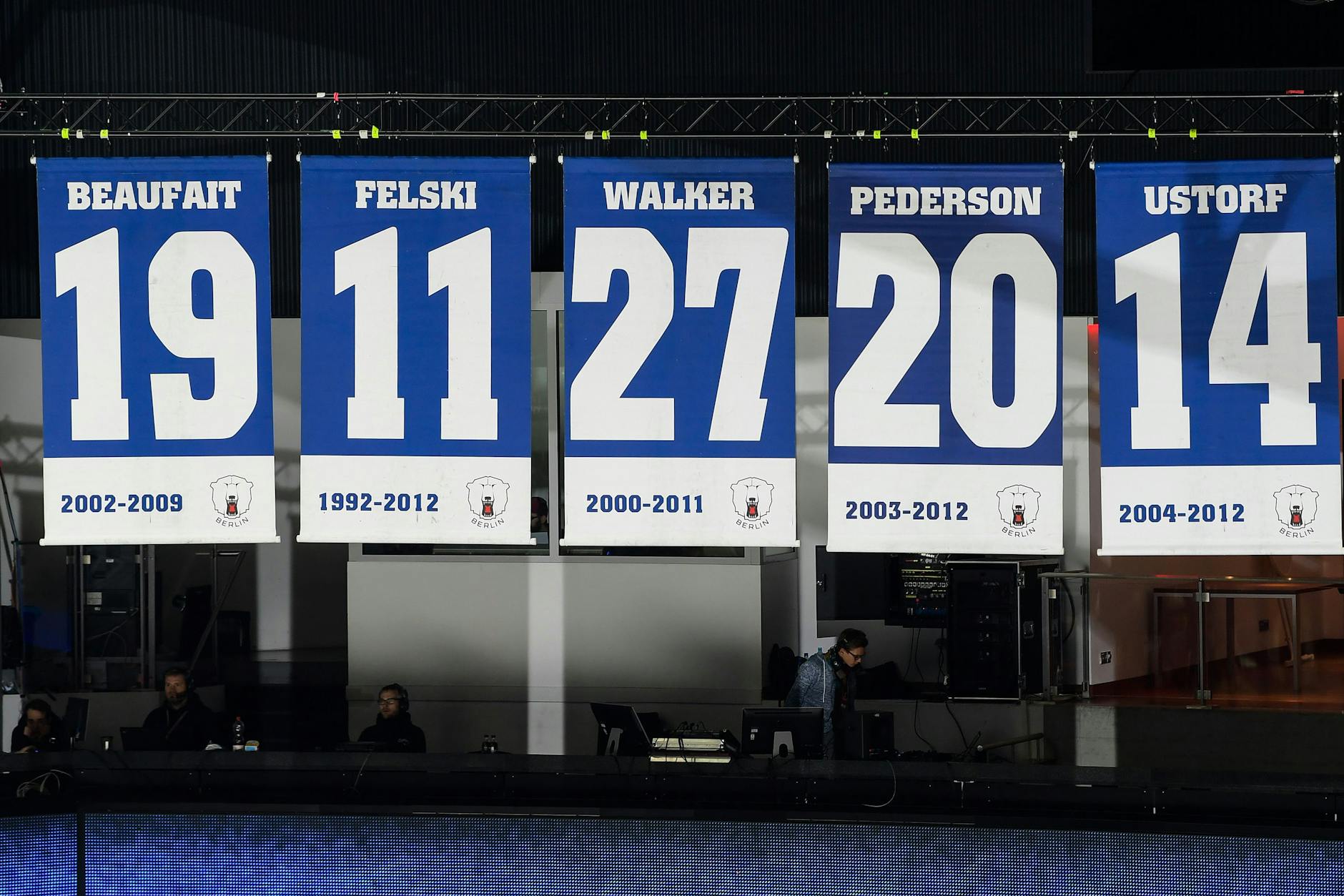 Das wird nur wahren Legenden zuteil: Steve Walkers Ehrenbanner unterm Dach der MB-Arena wird von denen anderer ganz großer Eisbären eingerahmt.
