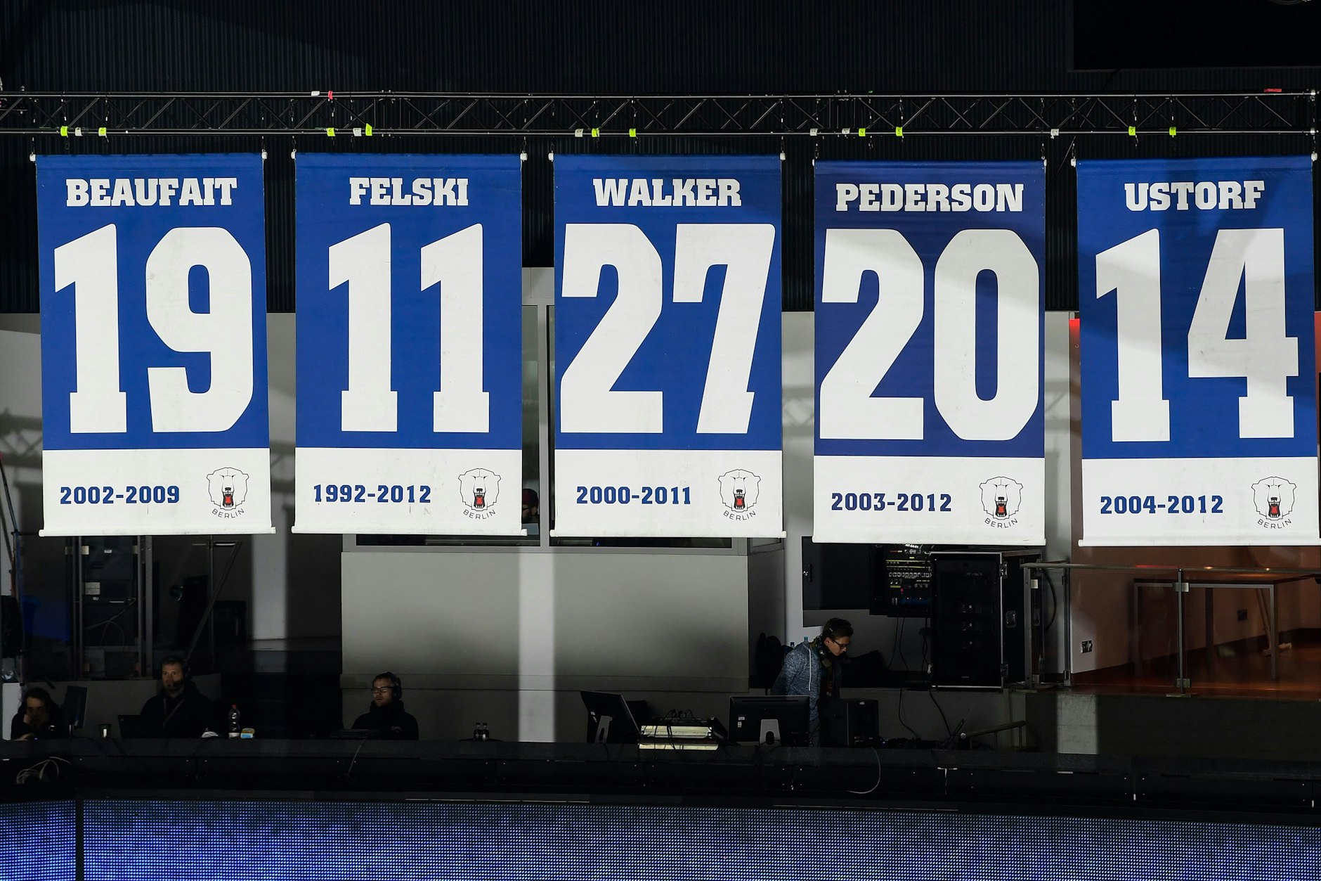 Das wird nur wahren Legenden zuteil: Steve Walkers Ehrenbanner unterm Dach der MB-Arena wird von denen anderer ganz großer Eisbären eingerahmt.