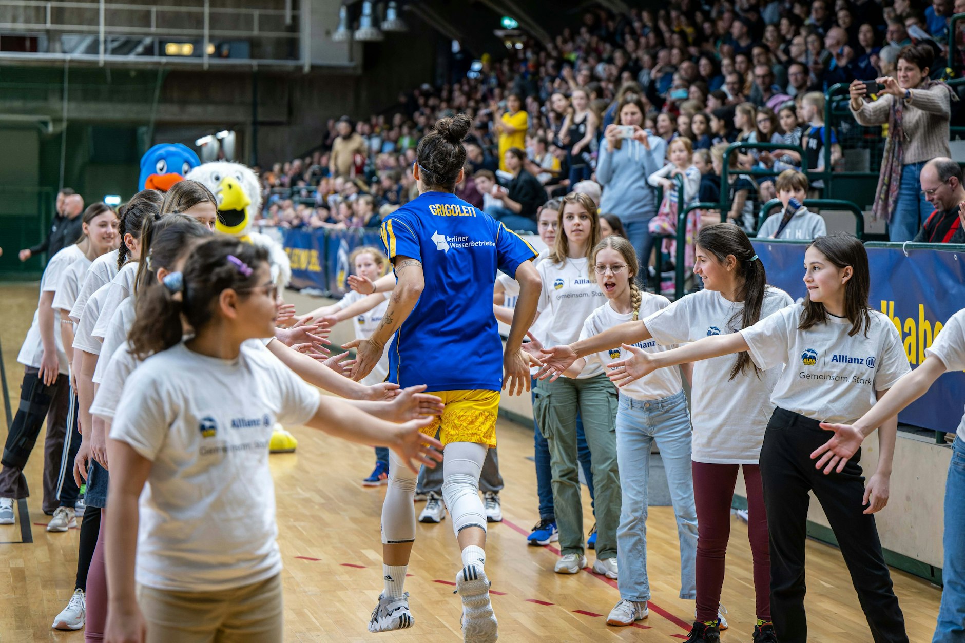 Beim Einlauf werden die Spielerinnen von Alba Berlin lautstark begrüßt.