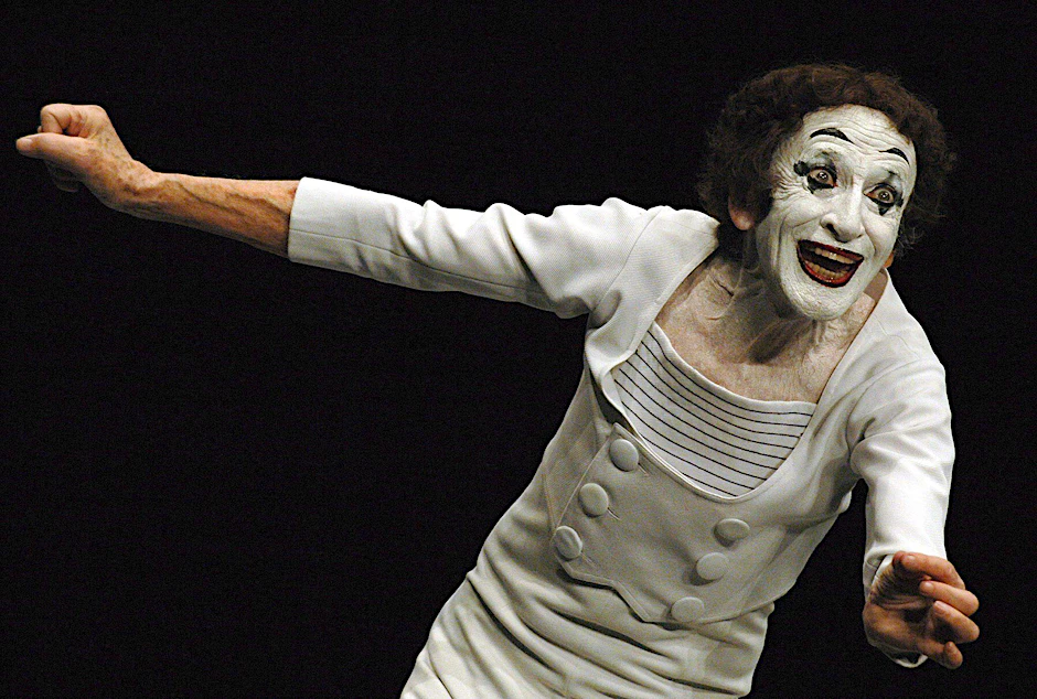 ARCHIV - Pantomime Marcel Marceau bei einem Auftritt,  a