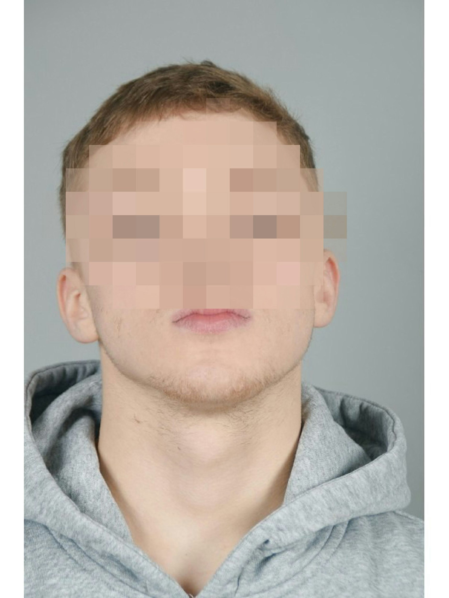 Das Fahndungsfoto der Polizei zeigt einen 21-Jährigen, der nach einem tödlichen Messerangriff auf einer Kirmes in Münster 
dringend tatverdächtig ist. Jetzt hat sich er Angreifer gestellt.&nbsp;&nbsp;