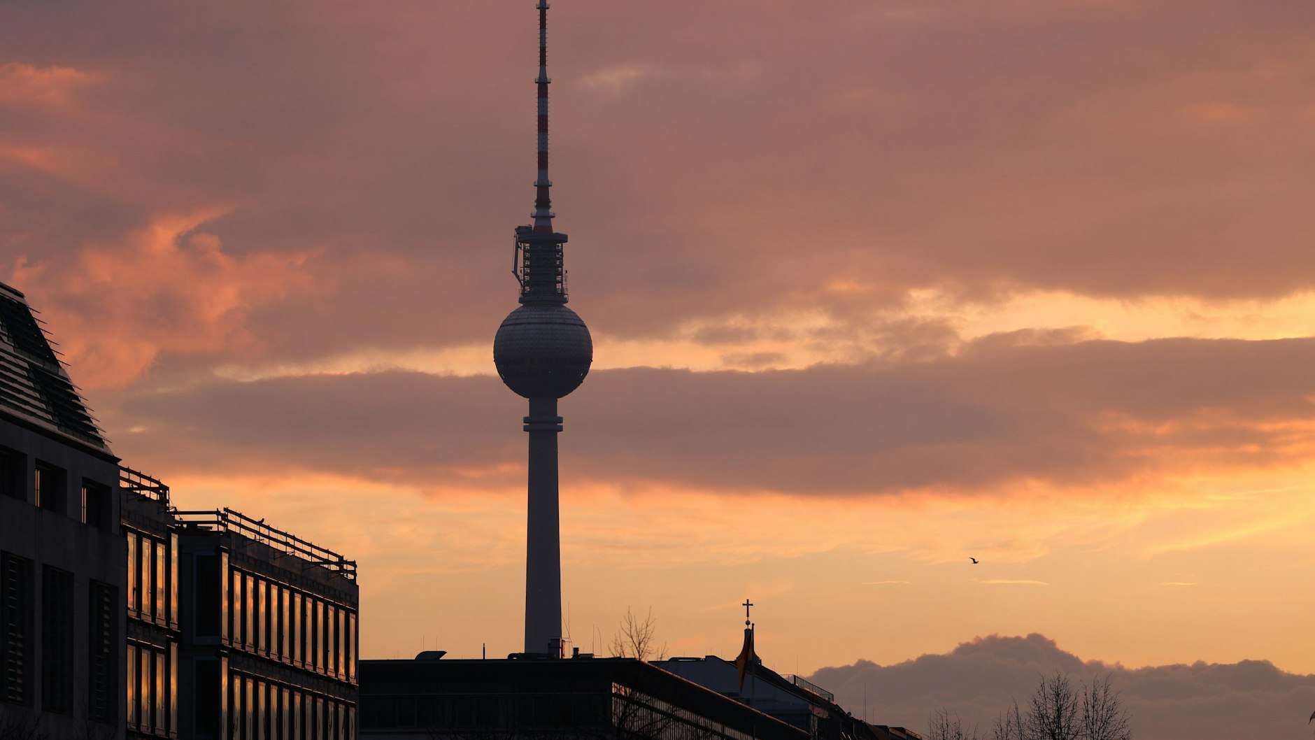 &nbsp;Der Fernsehturm ist mit 365 Meter Höhe der Riese in Berlin. In der Morgendämmerung ist er besonders schön.&nbsp;