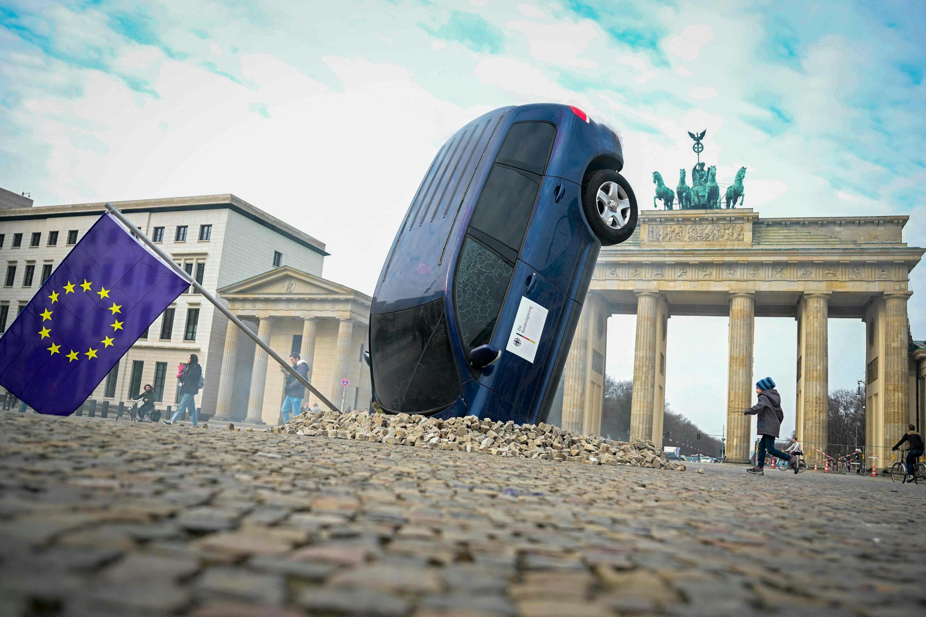 Greenpeace Aktivisten haben die Installation am Brandenburger Tor aufgebaut. 