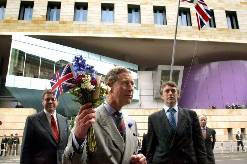 2002: Charles vor der britischen Botschaft in Berlin.