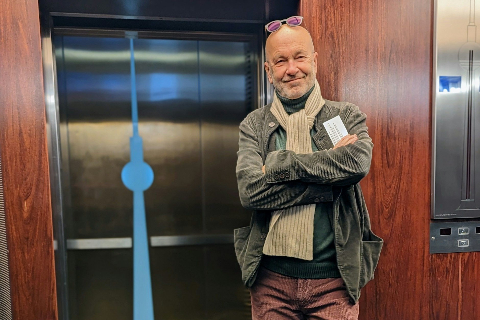 Der Berliner Fernsehturm. Ein Wahrzeichen der Stadt beliebt bei Touristen und Berlinern. Klaus-Dieter Klebsch, die Stimme von Dr. House, macht die Ansagen im Aufzug.