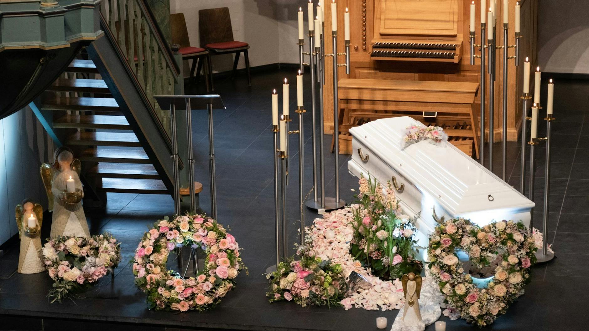 Luises Sarg steht in der evangelischen Kirche in Freudenberg, in der der Trauergottesdienst stattfand.