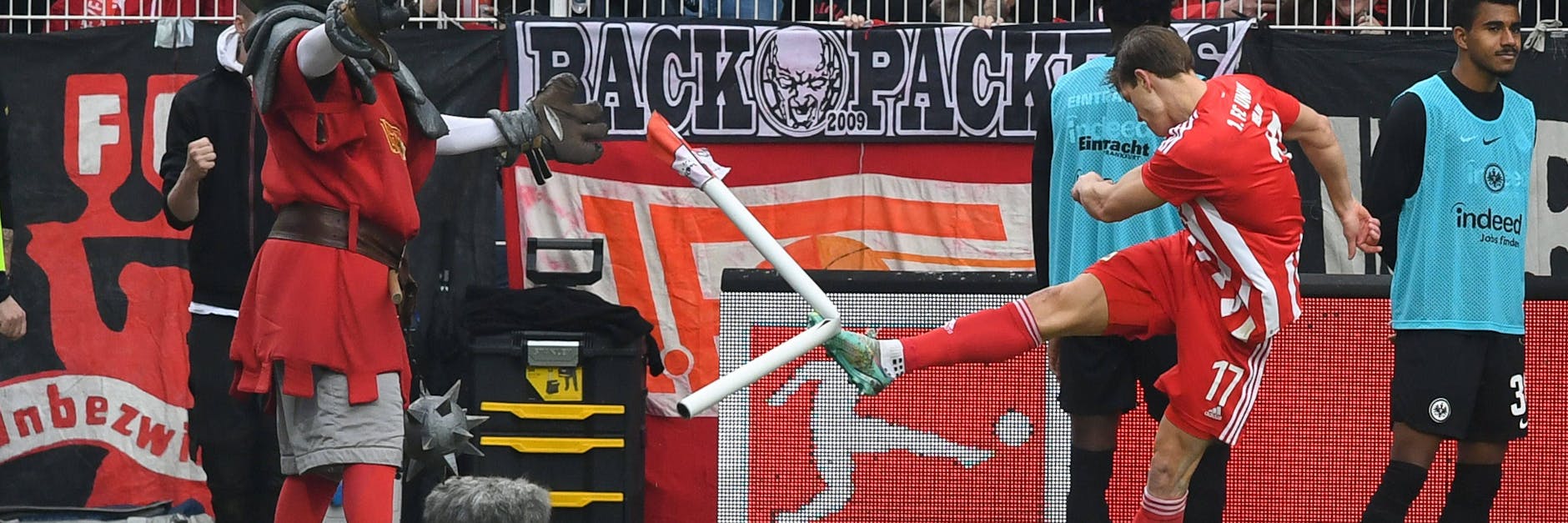 Kevin Behrens feiert seinen Treffer zum 2:0 für den 1. FC Union gegen Frankfurt mit einem kräftigen Tritt gegen die Eckfahne.