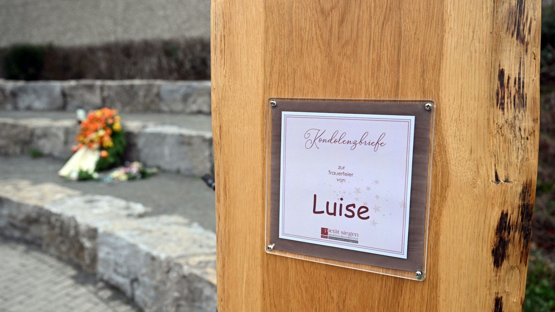 Ein Kasten für Kondolenzbriefe steht auf dem Schulhof der Gesamtschule. 