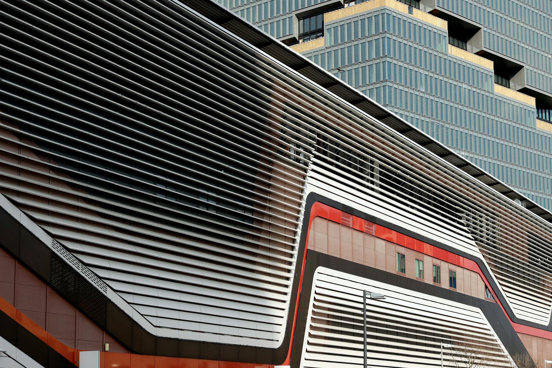 Was ist das? Eine Waschanlage? Falsch, es ist die Eastside Mall an der Warschauer Straße. Drinnen soll man essen und shoppen. Wenn einem nicht schon Lust und Appetit vergangen sind, beim Anblick dieser monströsen Scheußlichkeit. 